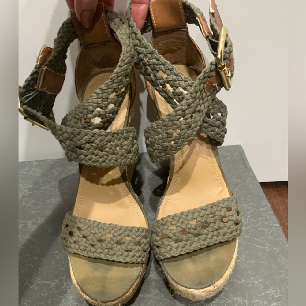 Steve Madden olive green macrame wedge sandal, size 6